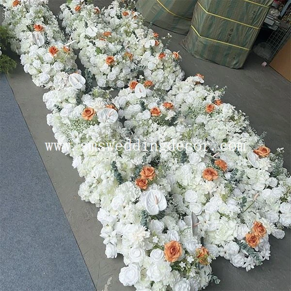 white flower runner
